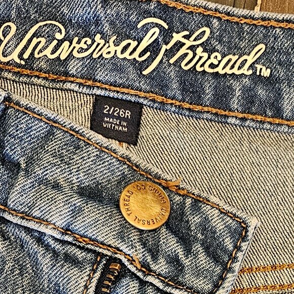 Distressed Jeans Cut-Off - Picture 2 of 5